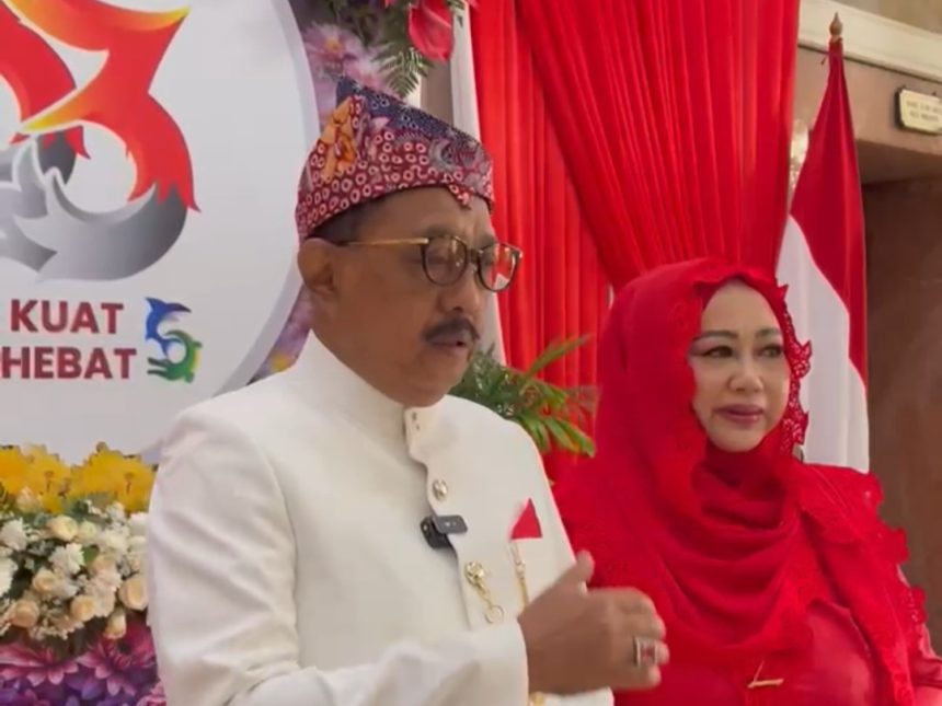 Wakil Wali Kota Surabaya, Armuji bersama istri di hari ulangtahun Kota Surabaya Ke-733 di Balai Kota.