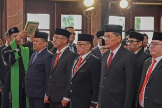 Para pejabat Pemkot Surabaya menjalani sumpah jabatan saat pelantikan di gedung serbaguna Sawunggaling, lingkungan Pemkot Surabaya.
