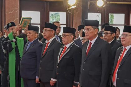Para pejabat Pemkot Surabaya menjalani sumpah jabatan saat pelantikan di gedung serbaguna Sawunggaling, lingkungan Pemkot Surabaya.