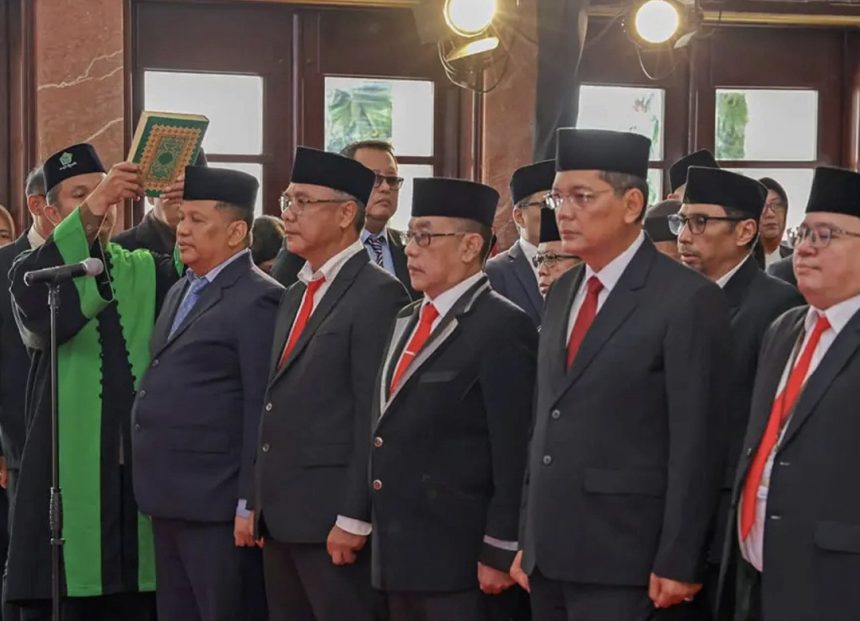 Para pejabat Pemkot Surabaya menjalani sumpah jabatan saat pelantikan di gedung serbaguna Sawunggaling, lingkungan Pemkot Surabaya.