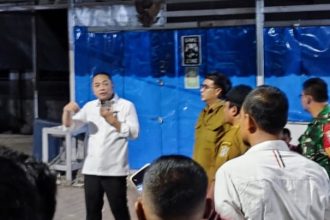 Wali Kota Surabaya, Eri Cahyadi hadir di Sentra Wisata Kuliner (SWK) Tambak Wedi setelah mendapati informasi adanya pungutan liar (pungli) berkedok jual beli stan.