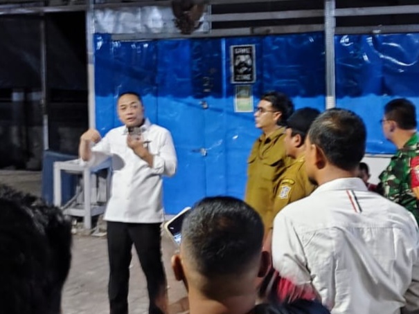 Wali Kota Surabaya, Eri Cahyadi hadir di Sentra Wisata Kuliner (SWK) Tambak Wedi setelah mendapati informasi adanya pungutan liar (pungli) berkedok jual beli stan.
