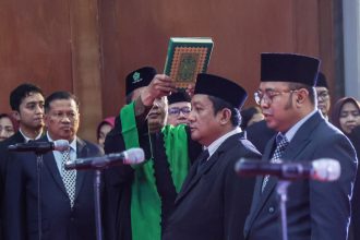 Pelantikan lurah di Graha Sawunggaling, Surabaya.
