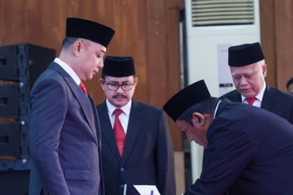 Wali Kota Surabaya, Eri Cahyadi, menyaksikan prosesi pelantikan dan pengambilan sumpah Jabatan ASN Pemkot Surabaya.