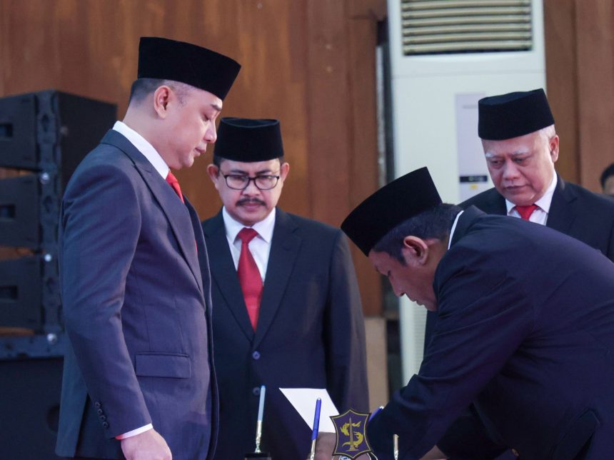 Wali Kota Surabaya, Eri Cahyadi, menyaksikan prosesi pelantikan dan pengambilan sumpah Jabatan ASN Pemkot Surabaya.