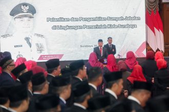 Suasana prosesi pelantikan lurah dan camat di Gedung Sawunggaling, Pemkot Surabaya.