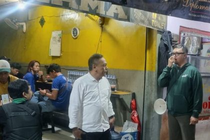 Anggota DPRD Surabaya, Anas Karno turun ke lapangan mendorong memastikan penggunaan layanan parkair nontunai.