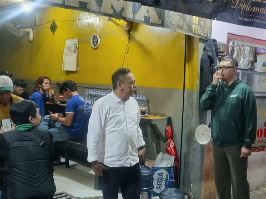 Anggota DPRD Surabaya, Anas Karno turun ke lapangan mendorong memastikan penggunaan layanan parkair nontunai.