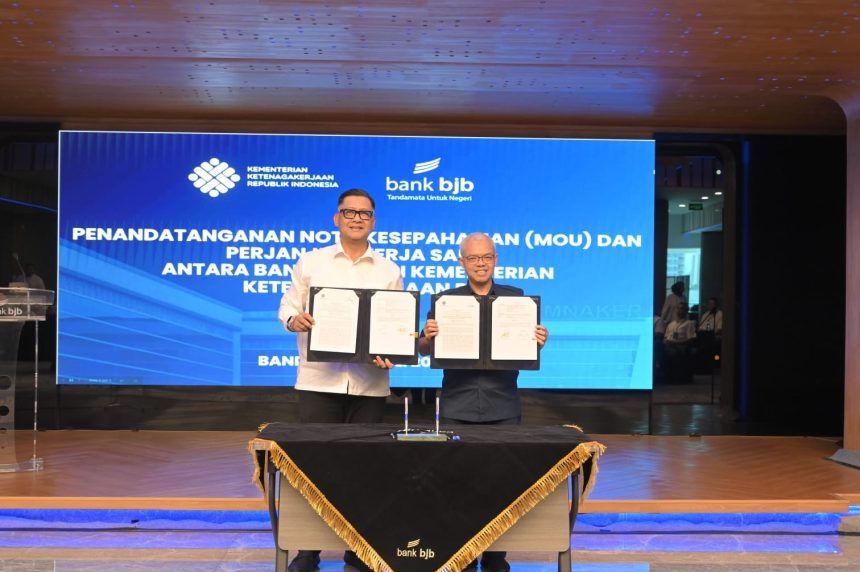 Penandatanganan Kesepahaman Bersama oleh Sekretaris Jenderal Kemnaker Cris Kuntadi dan Direktur Utama bank bjb Ayi Subarna di Bandung, Jawa Barat.