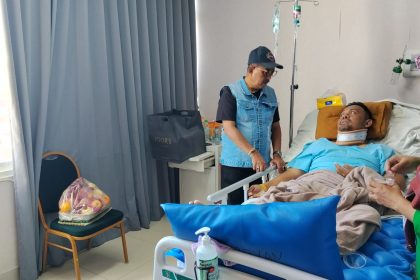 Wakil Wali Kota Surabaya, Armuji, kembali lagi datang menjenguk korban konser musik Denny Caknan di RSUD Soewandhi yang kini sudah mulai membaik.