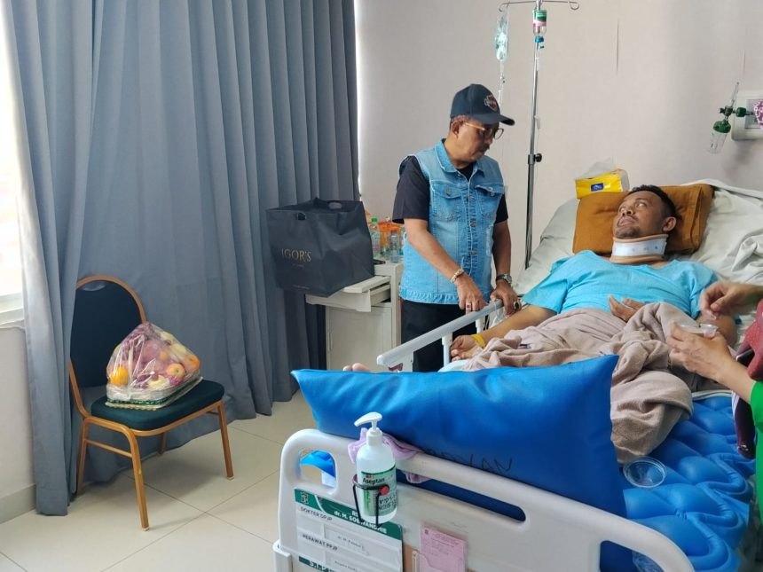 Wakil Wali Kota Surabaya, Armuji, kembali lagi datang menjenguk korban konser musik Denny Caknan di RSUD Soewandhi yang kini sudah mulai membaik.
