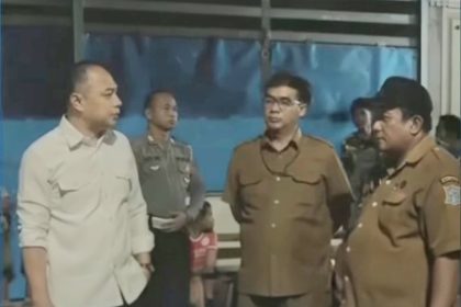 Wali Kota Eri Cahyadi ketika menyemprot Lurah Tambak Wedi, Yusufian, setelah mendapati adanya dugaan pungli stan SWK.