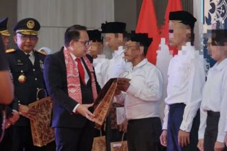 Sekdaprov Jatim Adhy Karyono memberikan remisi kepada warga binaan sebagai bentuk nyata negara hadir untuk memperbaiki diri.