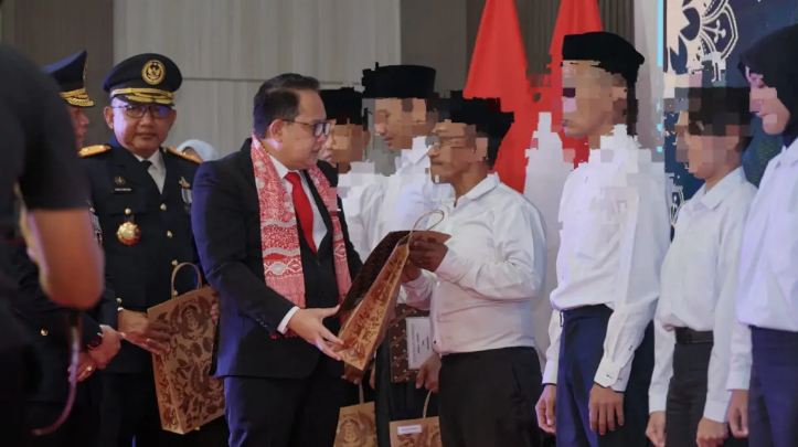 Sekdaprov Jatim Adhy Karyono memberikan remisi kepada warga binaan sebagai bentuk nyata negara hadir untuk memperbaiki diri.