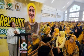 Anggota DPR RI dari Fraksi Golkar, Adela Kanasya Adies menyapa relawan AKA di kawasan Rungkut, Surabaya.