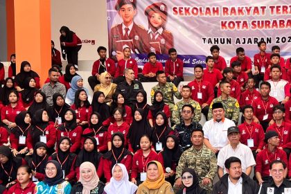 Anggota Komisi D DPRD Surabaya dipimpin Ketua Akmarawita Kadir meninjau Sekolah Rakyat (SR) di wilayah Kedungcowek, Surabaya.
