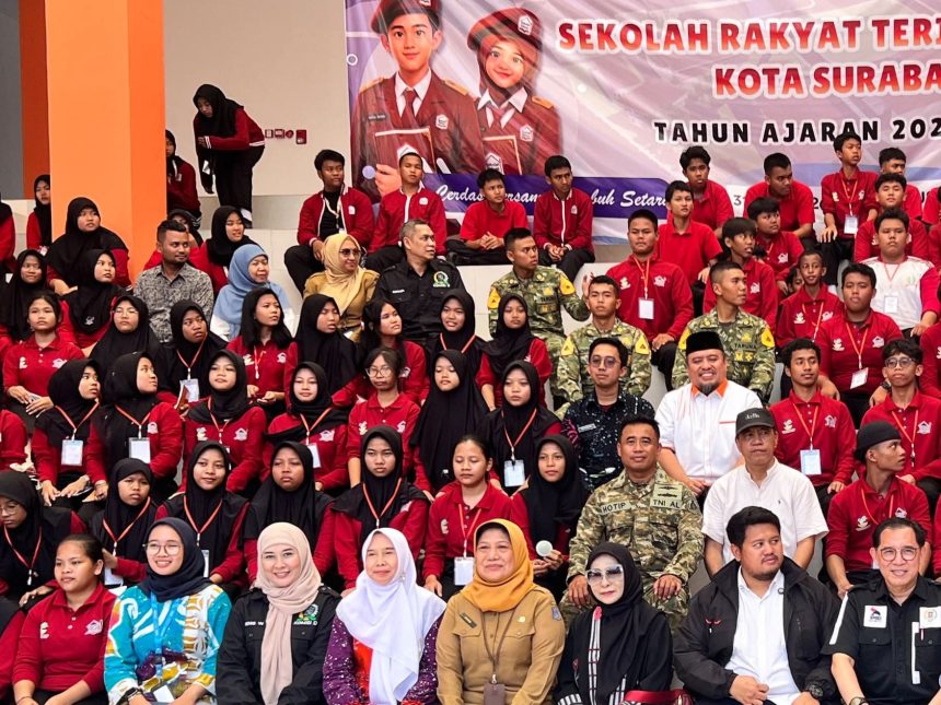 Anggota Komisi D DPRD Surabaya dipimpin Ketua Akmarawita Kadir meninjau Sekolah Rakyat (SR) di wilayah Kedungcowek, Surabaya.
