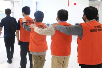 Empat warga negara Republik Rakyat Tiongkok (RRT) yang diduga terlibat jaringan penipuan daring bermodus love scamming dideportasi Imigrasi Semarang.
