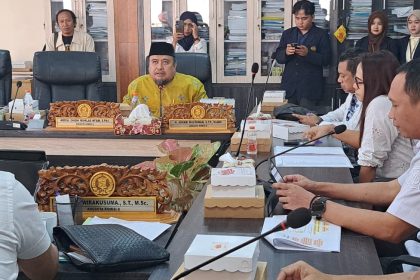 Anggota Komisi D DPRD Surabaya, Johari Mustawan, mengapresiasi langkah pemerintah menerapkan DTSEN sebagai basis data tunggal penerima bantuan sosial.