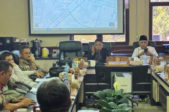 Komisi A DPRD Surabaya memfasilitasi hearing dengan warga terdampak penertiban bangunan di atas aset PT Kereta Api Indonesia (KAI) di kawasan emplasemen Stasiun Surabaya Pasar Turi 