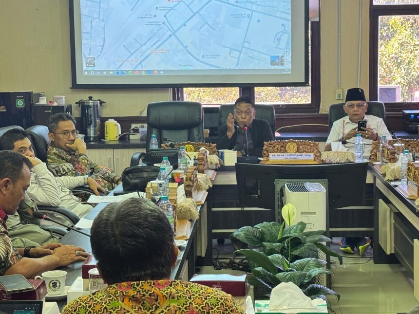 Komisi A DPRD Surabaya memfasilitasi hearing dengan warga terdampak penertiban bangunan di atas aset PT Kereta Api Indonesia (KAI) di kawasan emplasemen Stasiun Surabaya Pasar Turi 