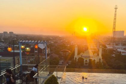 EXCOTEL Design Hotel Surabaya menghadirkan konsep Sunset Chill & Grill, sebuah pengalaman bersantap di rooftop yang memadukan panorama senja.
