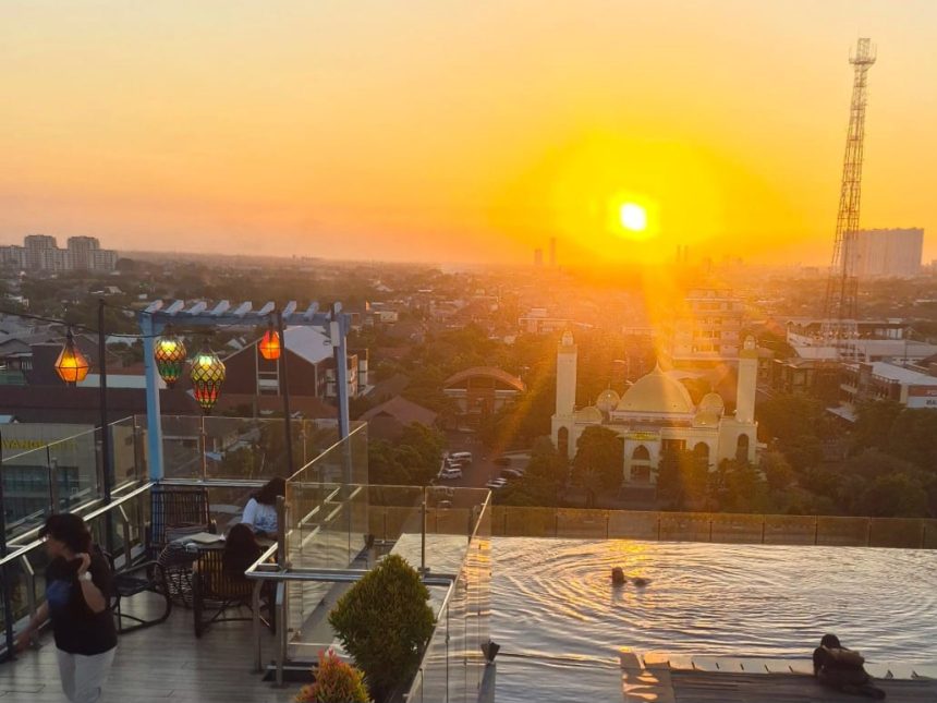 EXCOTEL Design Hotel Surabaya menghadirkan konsep Sunset Chill & Grill, sebuah pengalaman bersantap di rooftop yang memadukan panorama senja.