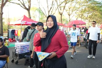 Masyarakat terlihat memanfaatkan pelayanan Pasporia (Paspor Ceria) di Car Free Day (CFD) Simpang Lima Gumul, Minggu (9/8/2026).