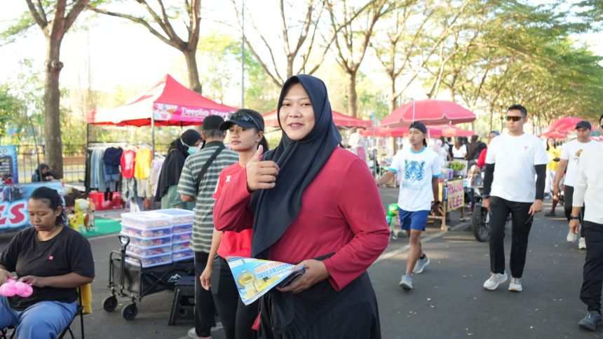 Masyarakat terlihat memanfaatkan pelayanan Pasporia (Paspor Ceria) di Car Free Day (CFD) Simpang Lima Gumul, Minggu (9/8/2026).