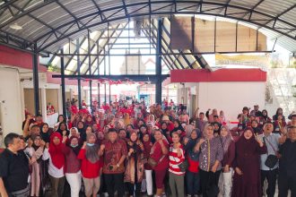 Mantan Wali Kota Surabaya Tri Rismaharini (Risma) dan Anggota DPR RI Andreas Eddy Susetyo (Andreas) memberi semangat pada ratusan pelaku UMKM dan Warga setempat melalui Klinik UMKM Gotong Royong di kawasan Putat Jaya yang dulu dikenal sebagai Lokalisasi Dolly.
