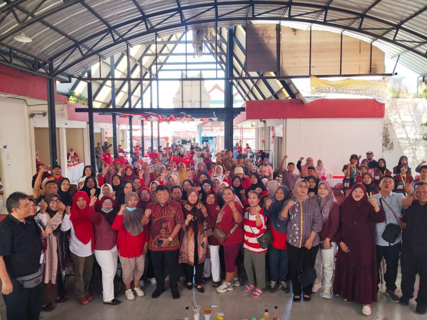 Mantan Wali Kota Surabaya Tri Rismaharini (Risma) dan Anggota DPR RI Andreas Eddy Susetyo (Andreas) memberi semangat pada ratusan pelaku UMKM dan Warga setempat melalui Klinik UMKM Gotong Royong di kawasan Putat Jaya yang dulu dikenal sebagai Lokalisasi Dolly.