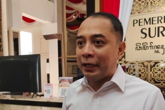 Wali Kota Surabaya Eri Cahyadi memberikan keterangan berkaitan dengan perkara tenaga kontrak Pemkot Surabaya meminta seorang wanita untuk aborsi.