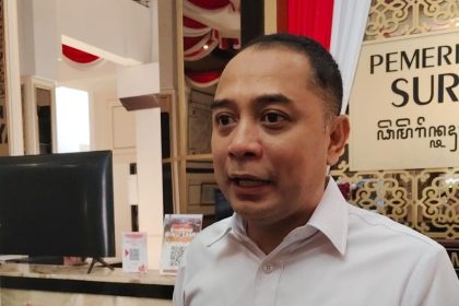 Wali Kota Surabaya Eri Cahyadi memberikan keterangan berkaitan dengan perkara tenaga kontrak Pemkot Surabaya meminta seorang wanita untuk aborsi.