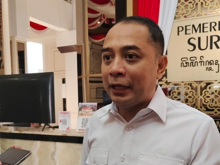 Wali Kota Surabaya Eri Cahyadi memberikan keterangan berkaitan dengan perkara tenaga kontrak Pemkot Surabaya meminta seorang wanita untuk aborsi.