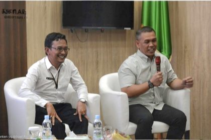 Kepala Kantor Pertanahan Gresik, Rarif Setiawan (kanan) membuka kegiatan pelatihan didampingi salah satu narasumber dari PUSDATIN.