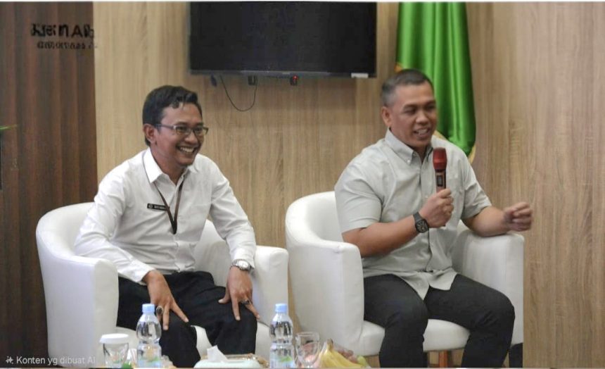 Kepala Kantor Pertanahan Gresik, Rarif Setiawan (kanan) membuka kegiatan pelatihan didampingi salah satu narasumber dari PUSDATIN.