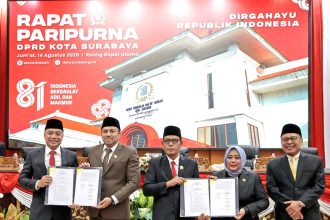 Wali Kota Surabaya Eri Cahyadi bersama pimpinan DPRD Kota Surabaya menunjukkan nota kesepakatan yang sudah diteken dalam rapat paripurna di Gedung DPRD Surabaya, Jumat (14/8/2026).
