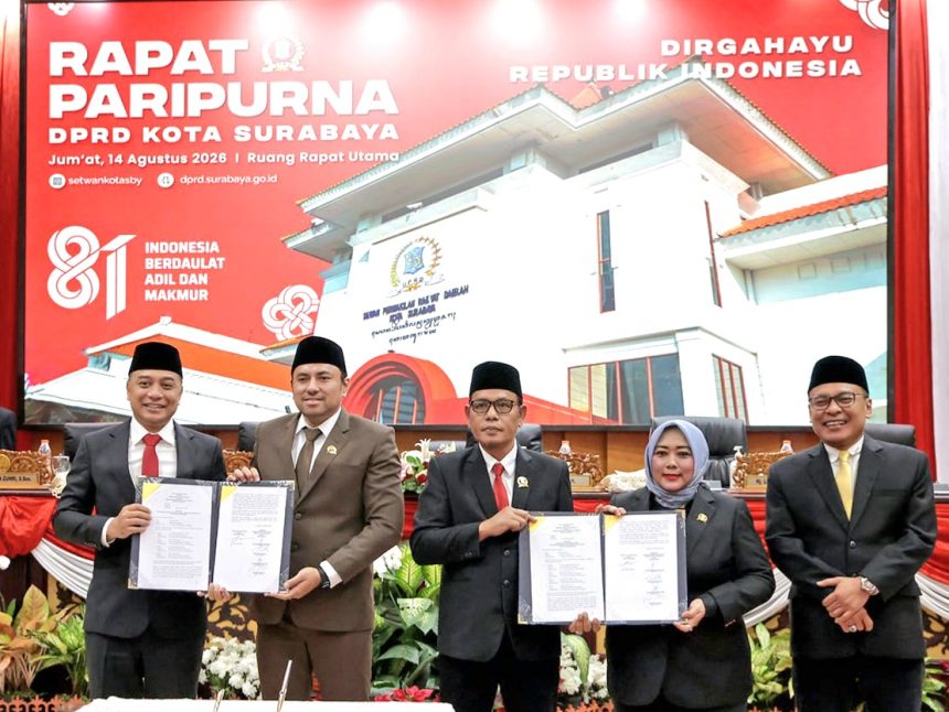 Wali Kota Surabaya Eri Cahyadi bersama pimpinan DPRD Kota Surabaya menunjukkan nota kesepakatan yang sudah diteken dalam rapat paripurna di Gedung DPRD Surabaya, Jumat (14/8/2026).