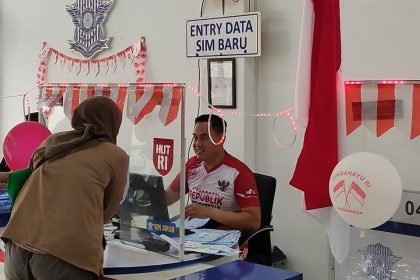 Satuan Penyelenggara Administrasi SIM (Satpas) Colombo Surabaya, Sabtu (15/8/2026), membuat suasana pelayanan terlihat berbeda dengan nuansa merah putih.
