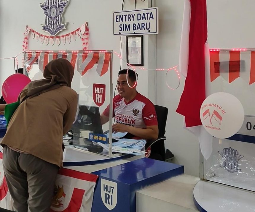 Satuan Penyelenggara Administrasi SIM (Satpas) Colombo Surabaya, Sabtu (15/8/2026), membuat suasana pelayanan terlihat berbeda dengan nuansa merah putih.