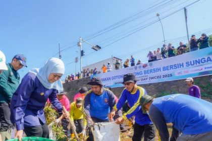Gubernur Jawa Timur Khofifah Indar Parawansa ikut bergotong royong bersih-bersih sampah di sungai saat momentum World Cleanup Day.