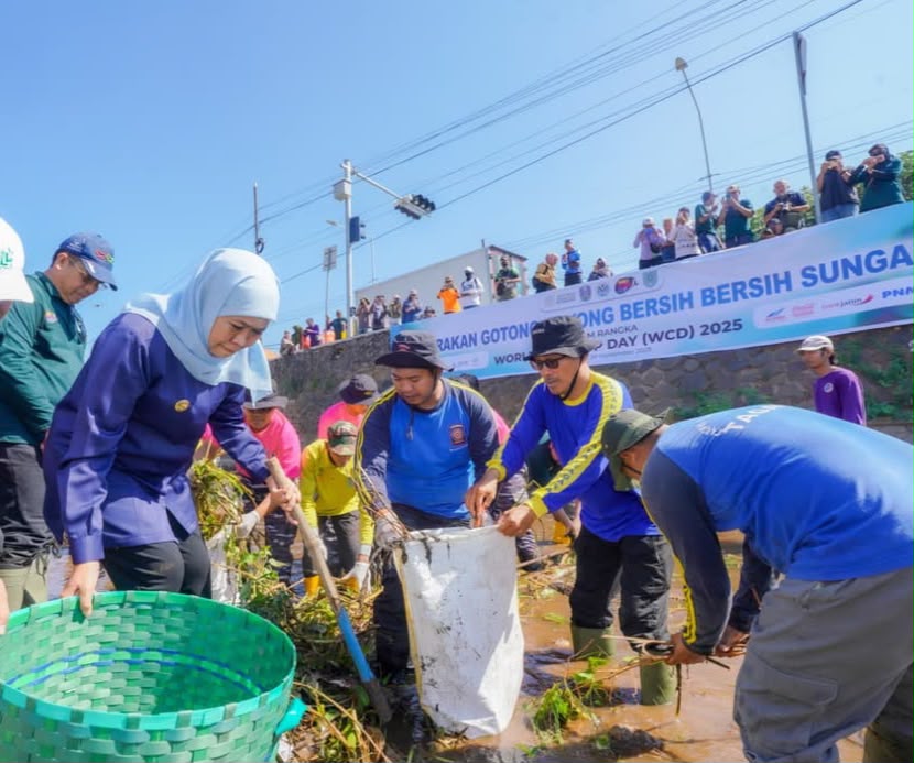 Gubernur Jawa Timur Khofifah Indar Parawansa ikut bergotong royong bersih-bersih sampah di sungai saat momentum World Cleanup Day.