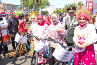 Gubernur Jawa Timur Khofifah Indar Parawansa menyapa langsung masyarakat yang ikut hadir dalam upacara HUT Kemerdekaan RI di Gedung Negara Grahadi, Surabaya.