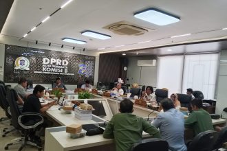 Komisi B menggelar rapat dengar pendapat dengan jajaran direksi baru Perumda Air Minum Surya Sembada periode 2026–2029, Selasa (18/8/2026).