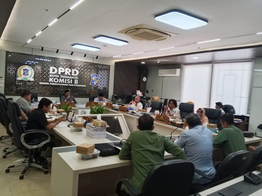 Komisi B menggelar rapat dengar pendapat dengan jajaran direksi baru Perumda Air Minum Surya Sembada periode 2026–2029, Selasa (18/8/2026).