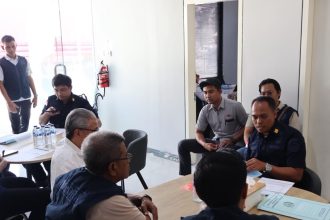 Petugas Imigrasi Tanjung Perak memeriksa dokumen keimigrasian, keberadaan hingga kegiatan WNA yang ditemui di sejumlah tempat di Bojonegoro.