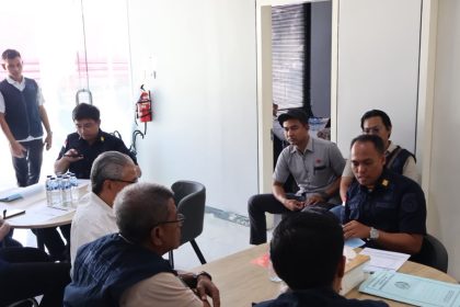 Petugas Imigrasi Tanjung Perak memeriksa dokumen keimigrasian, keberadaan hingga kegiatan WNA yang ditemui di sejumlah tempat di Bojonegoro.