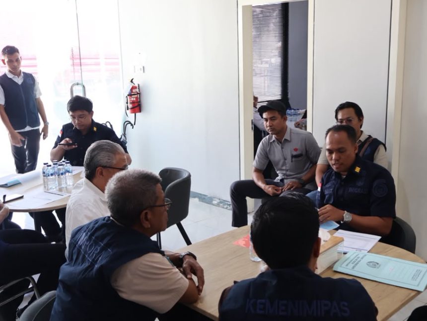 Petugas Imigrasi Tanjung Perak memeriksa dokumen keimigrasian, keberadaan hingga kegiatan WNA yang ditemui di sejumlah tempat di Bojonegoro.