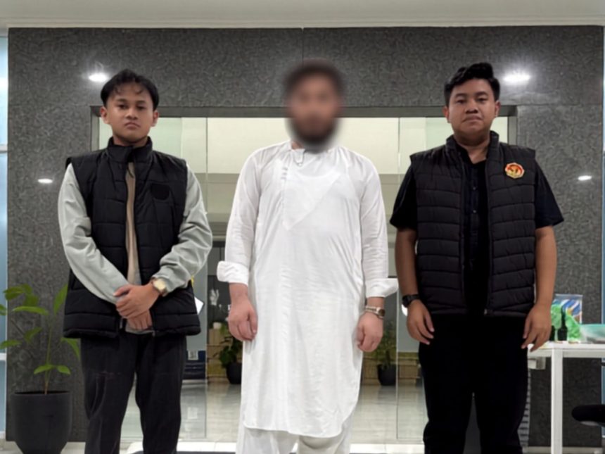 Petugas Imigrasi Semarang mengawal ketat pendeportasian MEM, warga negara Afghanistan karena menyalahi izin tinggal.