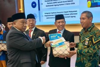 Ketua Pengadilan Tinggi Surabaya, Sujatmiko memberikan hadiah kepada para pemenang lomba di Aula Syarifuddin.